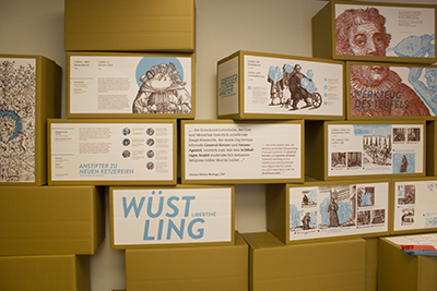 foto af papkasser med tekst og illustrationer