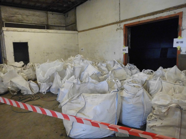 Foto af en masse sække med fund fra Rødbyhavn