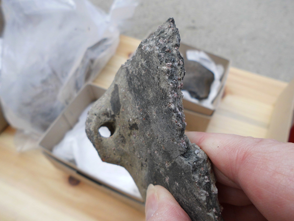 Foto af stykke keramik med øsken til ophæng