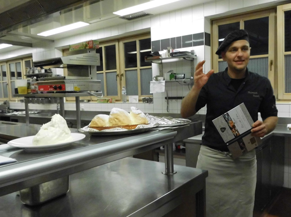 økkenchef og kogebogsforfatter forklarer hvordan man laver Salzburger Nockerl på Hotel Tirolerhof i Zell am See. Foto: FP Anduin