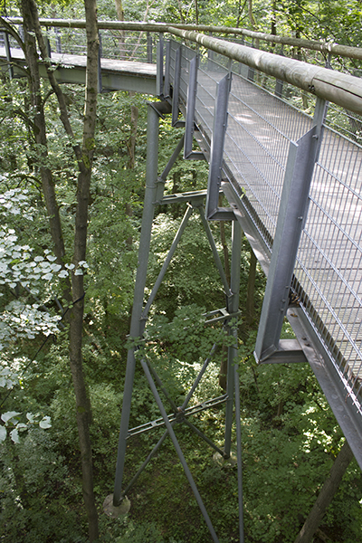 foto nedad fra den ekstremt høje gangbro. der er langt ned