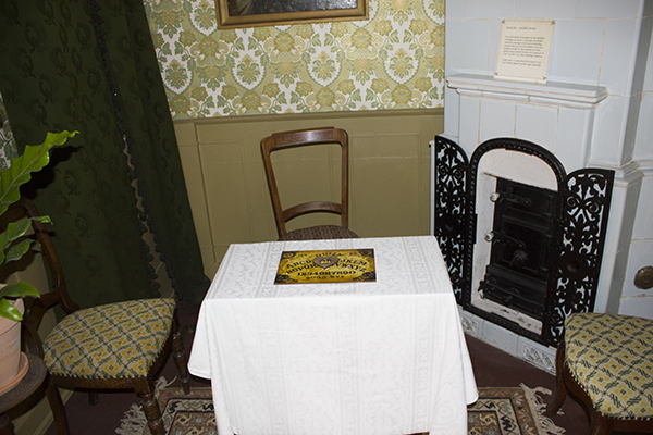 foto af bord klar til en ouija board setting