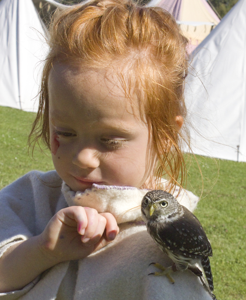 foto af lille rødhåret pige med den bitte ugle