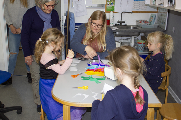 foto af danske og tyske børnehavebørn der er kreative sammen
