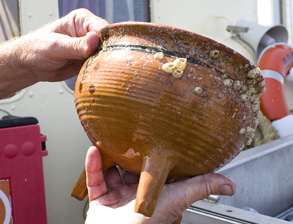 Det allerførste fund – en stjertpotte. Man kan se på rurerne, at den del af potten har været over dyndet. Foto: FP Anduin