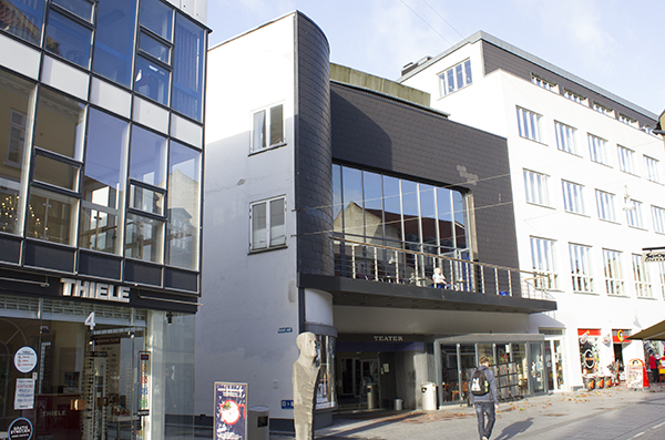 foto af gadeudsnit med facaden på Nykøbing F Teater