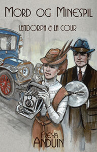 Forsiden til Mord og Minespil. Anna holder et kamera og Christian en lampe foran en blå bil