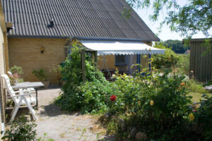 Foto af terrasseliv med markise og stole