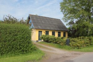 Foto af lille gult hus på landet