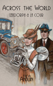 Den engelske forside til Across the World. Anna med kamera og Christian med lampe foran en blå bil